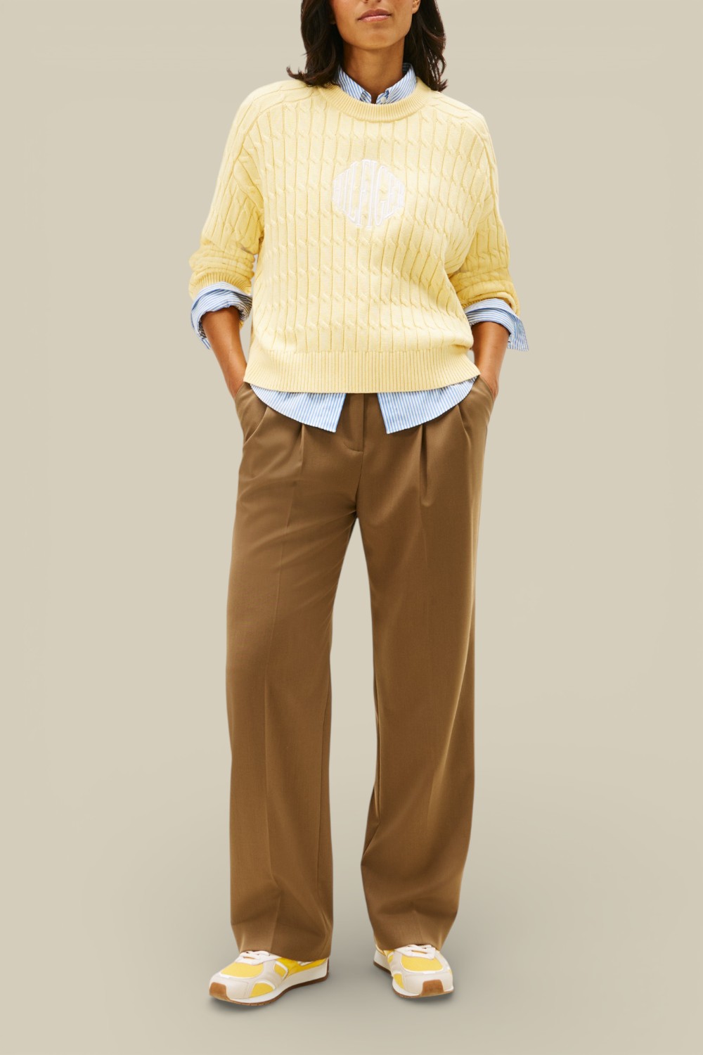 תמונת כל הלוק של מכנסיים מחויטים